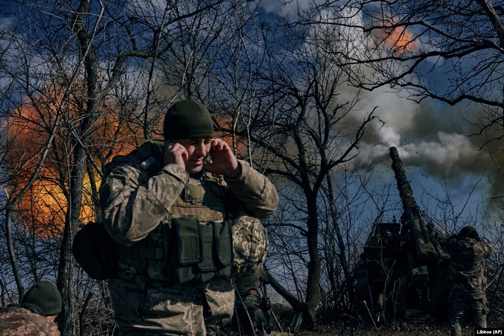 Ushtarët ukrainas duke gjuajtur me një obus vetëlëvizës drejt pozicioneve ruse afër Bahmutit, rajoni i Donjeckut, më 5 mars. Qyteti i rrënuar në Ukrainën lindore, të cilin presidenti ukrainas, Volodymyr Zelensky, e ka quajtur  "kështjella jonë", vazhdon të rrethohet nga forcat ruse.