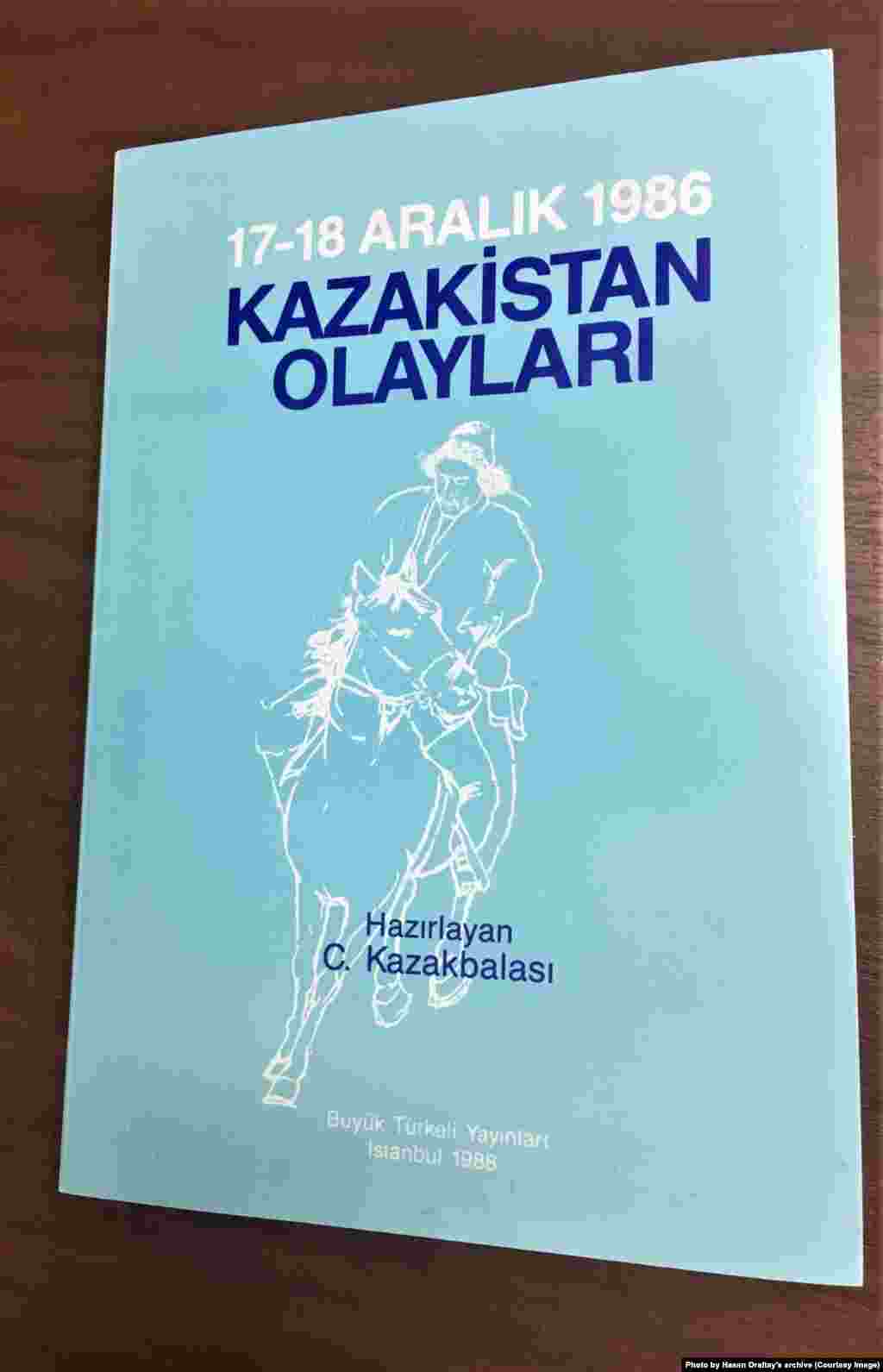 Хасен Оралтайдың &quot;С.Қазақбаласы&quot; атымен түрік тілінде құрастырып, 1988 жылы Ыстамбұлда шығарған &quot;17-18 желтоқсан 1986. Қазақстан оқиғалары&quot; кітабының мұқабасы