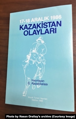 Хасен Оралтайдың "С.Қазақбаласы" атымен түрік тілінде құрастырып, 1988 жылы Стамбулда шығарған "17-18 желтоқсан 1986. Қазақстан оқиғалары" кітабының мұқабасы.