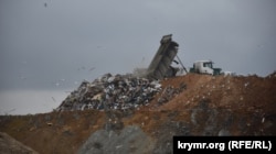 Вывоз мусора в Севастополе. Крым, архивное фото