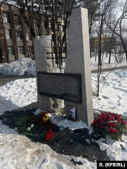 Стихийный мемориал в память об Алексее Навальном у памятника жертвам политических репрессий у Института культуры, Хабаровск