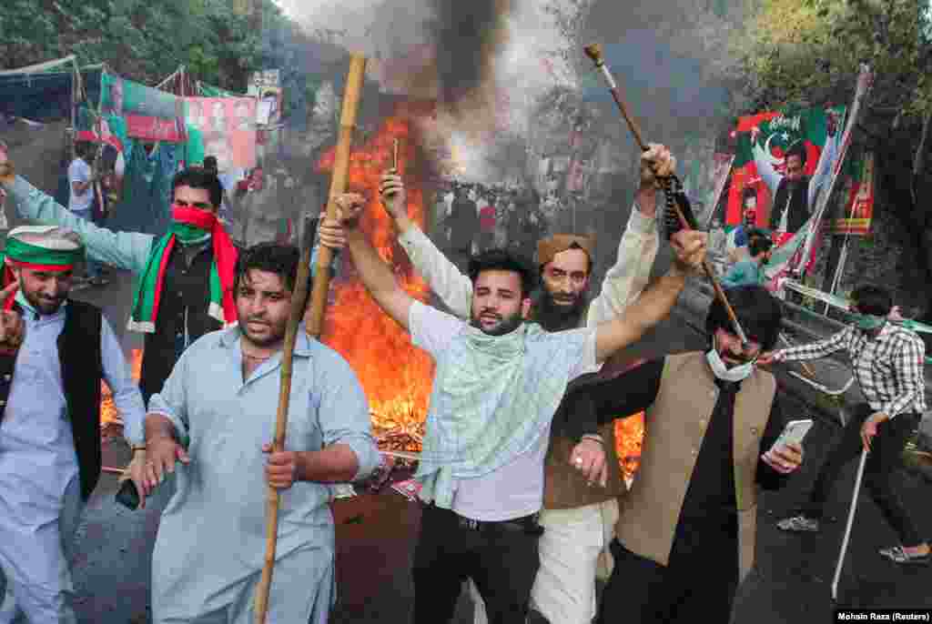 Followers of Pakistan&rsquo;s main political party, Pakistan Tehrik-e Insaf (PTI), clashed with police on March 14 outside the residence of party chairman and former Prime Minister Imran Khan in eastern Lahore after police arrived to arrest him. &nbsp;