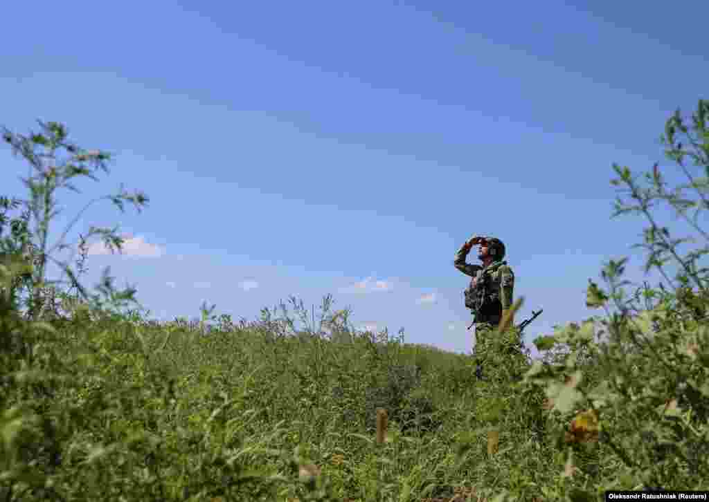 Një ushtar ukrainas i mbrojtjes ajrore duke shikuar drejt qiellit për dronë rusë. Përmasat dhe kompleksiteti i mbrojtjes ruse në të gjithë Ukrainën jugore dhe lindore janë dëshmuar të frikshme.