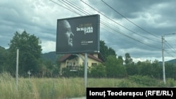 Un afiș cu Nicolae Ciucă în care promovează cartea „Un ostaş în slujba ţării” este văzut pe un drum din Maramureș, 28 mai 2024.