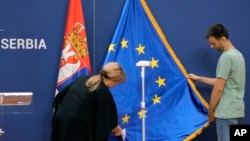 Osoblje Palate Srbija pegla zastavu Evropske unije u sali za pres-konferencije, Beograd, jun 2022.