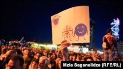 В Тбилиси в воскресенье прошёл марш оппозиции против закона об иностранных агентах. 28 апреля 2024 года