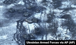 Megrongált orosz harckocsik az ukrán hadsereg által meghiúsított támadás után Vuhledar közelében 2023 februárjában