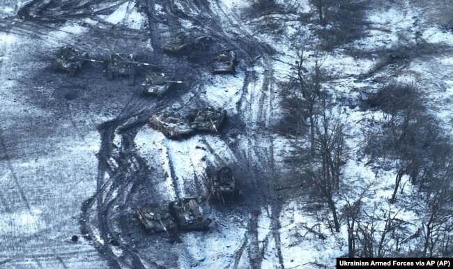 Пошкоджені Силами оборони України російські танки біля Вугледару після спроби армії РФ атакувати це місто. Донеччина, лютий 2023 року