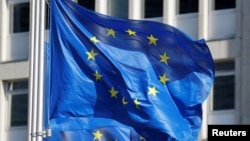 Flamuj të BE-së të vendosur para ndërtesës së Komisionit Evropian në Bruksel. Fotografi nga arkivi. 