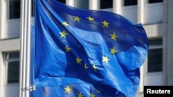 Flamuj të BE-së të vendosur para ndërtesës së Komisionit Evropian. Fotografi nga arkivi. 