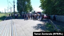 აქციის მონაწილეებმა მაგისტრალი გადაკეტეს.