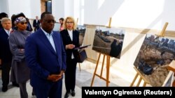 Президент Сенегала Маки Салл в городе Буча, где произошли массовые убийства армией РФ гражданских людей во время оккупации части Киевщины, 16 июня 2023 года