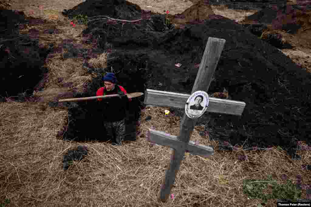 Могили для жертв російського обстрілу готують також в сусідньому селі Шевченковому, бо в Грозі не вистачає місця