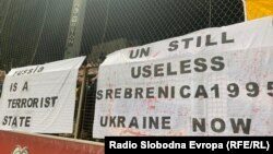 Ukrán fociszurkolók jelzik, hogy szerintük az ENSZ 1995-ben is haszontalan volt, és azóta is az, utalva az ukrajnai orosz tömeggyilkosságokra