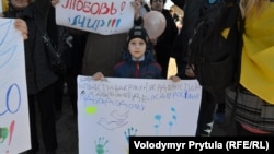 Женщины и дети на проукраинском пикете в поселке Каменка на окраине Симферополя. Крым, Симферополь, 03 марта 2014 г.