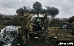 Українські військові ведуть вогонь з гаубиці по російських позиціях поблизу Бахмута, Донецька область, 7 березня 2023 року