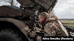 Військовослужбовець 59-ї окремої мотопіхотної бригади ЗСУ з позивним «Скорпіон» біля реактивної системи залпового вогню БМ-21 «Град». Поблизу лінії фронту на Донбасі, 4 лютого 2024 року