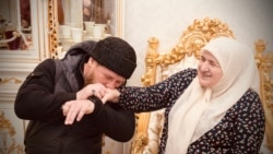 Глава Чечни Рамзан Кадыров и его мать Аймани
