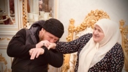 Глава Чечни Рамзан Кадыров со своей матерью Аймани Кадыровой, которая возглавляет Региональный общественный фонд имени Ахмата Кадырова