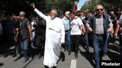 Բագրատ սրբազանն առաջնորդում է երթը Երևանում, 10-ը մայիսի, 2024թ.