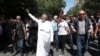 Arhiepiskop Bagrat Galstanijan iz Jermenske apostolske crkve predvodi protest u Jerevanu, 10. maj 2024.