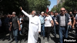 Arhiepiskop Bagrat Galstanijan iz Jermenske apostolske crkve predvodi protest u Jerevanu, 10. maj 2024.