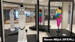 Izložba haljina nastalih po Angelininim skicama otvorena je u Beogradu 17. marta 2024.