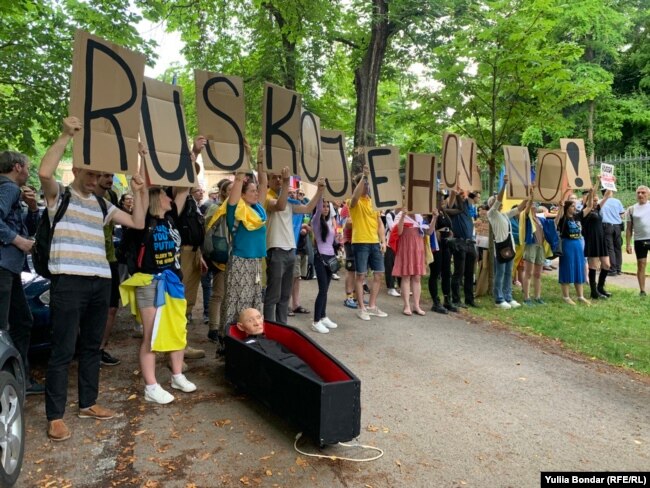 Фраза Поліни «Rusko je hovno» («Росія – гівно»)