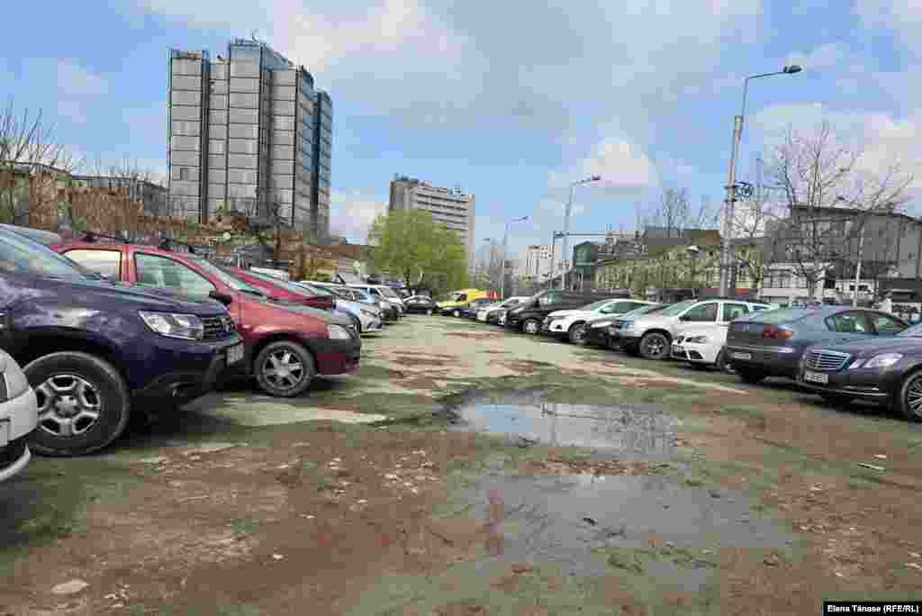 Unde va ajunge noroiul din această parcare din Piața Matache din București atunci când mașinile vor pleca?&nbsp;&nbsp;