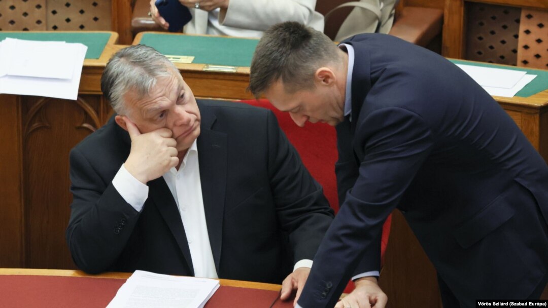 Венгриянын премьер-министри Виктор Орбан жана анын кабинет жетекчиси Антал Роган парламент жыйынында. (Архивден алынган сүрөт)