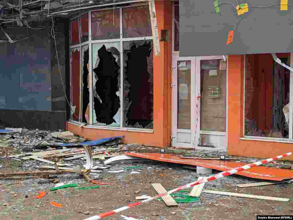 Пошкоджені вітрини магазинів після обстрілу в Херсоні