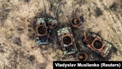 Знищені російські танки поблизу на Донеччині, архівне фото