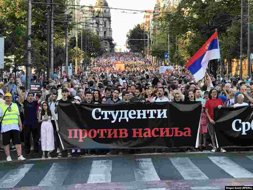 Kolona je ulicom Kneza Miloša došla do zgrade Vlade Srbije, gde su učesnici uzvikivali&nbsp; &quot;Ostavke, ostavke&quot;.