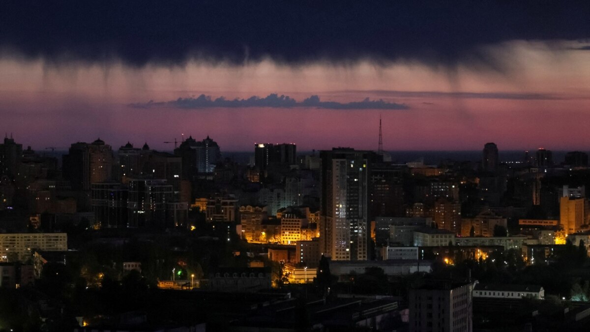 двоє загиблих, 11 постраждалих через падіння уламків