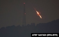 Дрон чи ракета, або лише уламок такої зброї в небі на півночі Ізраїлю під час удару Ірану, 14 квітня 2024 року