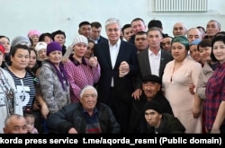 Президент Касым-Жомарт Токаев посетил пункт эвакуации в селе Каратобе. Западно-Казахстанская область, Каратобинский район, 4 апреля 2024 года