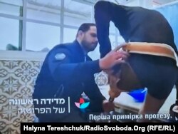 Фрагмент з відео під час проходження 37-річний військовослужбовцем з Одеси Олегом Вожиком реабілітації в одній з ізраїльських клінік