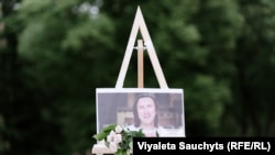 Кветкі каля фота Алеса Пушкіна на аной з акцый у Вільні.  Ілюстрацыйнае фота 