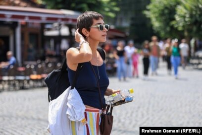 Era Goga nga Peja foli edhe për një protestë, të nxitur pas një shfaqjeje të një grupi kanadez në mbrojtje të transgjinorëve.&nbsp; &quot;Protesta që ndodhi është si një lloj ngritje për Dokufest-in sepse sipas meje vetëm po i jep më shumë rëndësi, edhe protesta edhe reagimi i njerëzve edhe mediat, vetëm po i japin rëndësi. Unë mendoj se të gjithë duhet ta përqafojmë sepse kudo është duke ndodhur&quot;, thotë ajo.&nbsp;