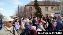 В деревне Ишмурзино Баймакского района Башкортостана 28 апреля прошел народный сход, участники которого протестовали против выдачи лицензий на геологоразведку золотодобывающим компаниям
