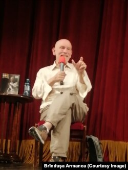 Malkovich în dialog cu jurnaliștii și cu fanii