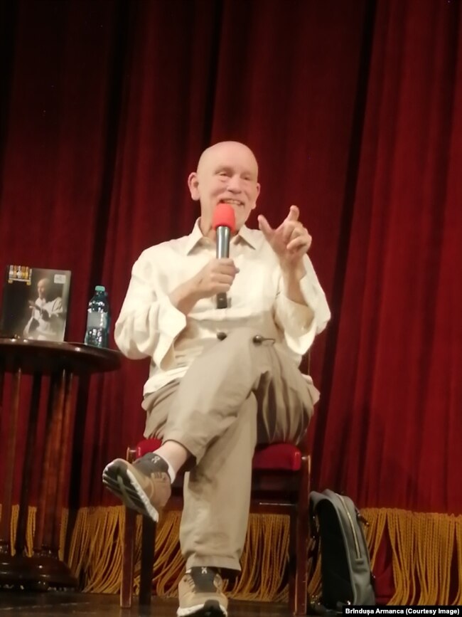 Malkovich în dialog cu jurnaliștii și cu fanii