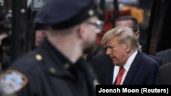 Fostul președinte american Donald Trump sosește la Trump Tower, în New York, după ce a fost pus sub acuzare de un mare juriu, în urma unei anchete privind banii plătiți vedetei porno Stormy Daniels, 3 aprilie 2023.