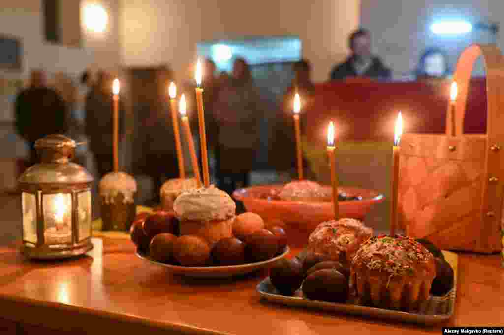 Besimtarët kanë përgatitur ëmbëlsira tradicionale për Pashkët dhe vezët dhe i kanë sjellë ato në një Kishë në Omsk të Rusisë që të bekohen nga një prift. 4 maj 2024.&nbsp;