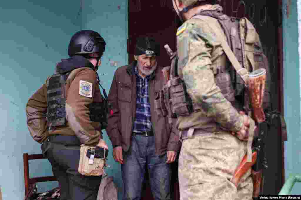 A member of a U.S. volunteer group, the Alaska State Sno-X Lions Club, attempts to persuade a resident to leave his home in Chasiv Yar. The small town, located on a hill just a few kilometers west of Bakhmut, is likely to become the next bulwark against Moscow&#39;s forces. &nbsp;