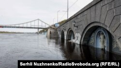 Трагедія сталася поруч із пішохідним мостом, який веде з Поштової площі на Труханів острів