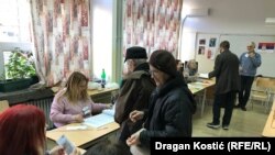Glasanje na jednom od biračkih mesta u Beogradu