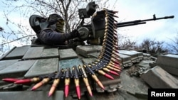 Український військовослужбовець завантажує набої для кулемета на танку під час вишколу біля лінії фронту в Запорізькій області, 29 березня 2023 року