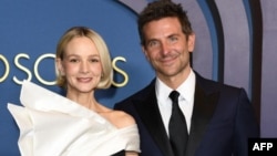  Кери Мълиган и Брадли Купър на 14-те годишни награди на Академията за кино изкуство и просвета в балната зала Ray Dolby в Лос Анджелис, 9 януари 2024 година 