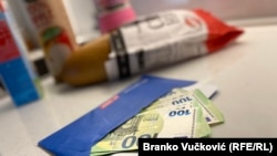 Ilustrativna fotografija, novčanice evra i osnovne životne namirnice, april 2024. 